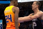 上场就干过架!鲍尔助飞米勒空接暴扣 后者落地与邓罗推搡双双吃T
