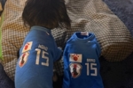 镰田大地绝平后双手指天庆祝，是纪念去世的爱犬