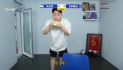乌兹别克进球后，韩国博主吃汉堡时直接被噎住了🤣