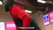 塔克法尔超级大脚！57码追平奥胖NBA历史第一，鞋比肩膀还宽
